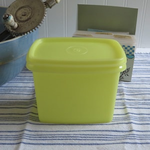 Vintage 1970&#39;s Yellow Tupperware Space Saver Container (1243-5) with Lid (1244-3) - Food/Leftovers Storage Container - Retro Kitchen Item
