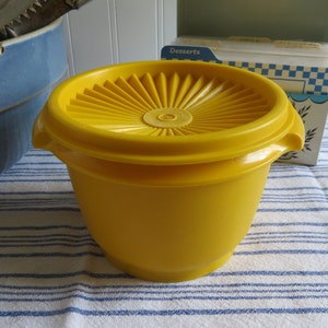 VINTAGE Yellow Tupperware Bowl with Lid 886-17