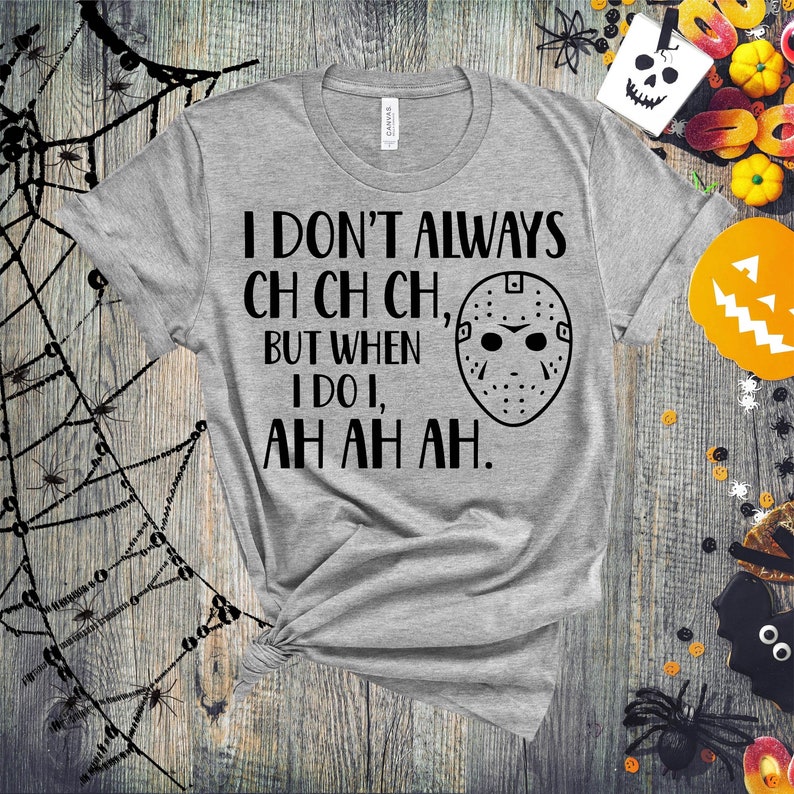 K&ouml;nnte beinhalten: Ein graues T-Shirt mit einem schwarzen Aufdruck einer Hockeymaske und dem Text "Ich mache nicht immer ch ch ch, aber wenn ich es tue, ah ah ah."