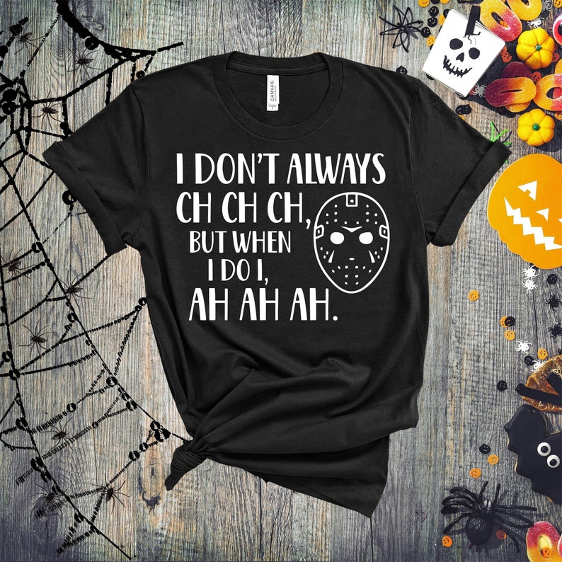 K&ouml;nnte beinhalten: Schwarzes T-Shirt mit einem wei&szlig;en Grafikdruck eines Hockeyhelms und dem Text "Ich mache nicht immer ch ch ch, aber wenn ich es tue, ah ah ah."