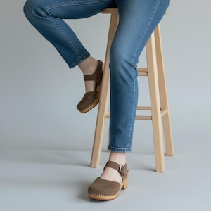 Schwedischer Sandalen-Clog, Naturledersandale, handgemachter Clog, Holzsandalen, Stil 2020