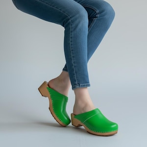 Zuecos de cuero verde hechos a mano: clásicos zapatos suecos de madera, calzado nórdico sin cordones
