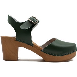 Zoccoli in pelle fatti a mano: sandali con suola in legno verde cacciatore