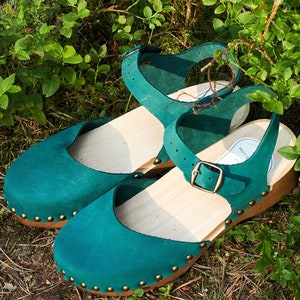 Sabots suédois : cuir et bois faits main, nubuck bleu