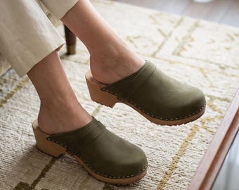 スウェーデン製ハンドメイドヌバッククロッグ：クラシックな木製ヒールシューズ