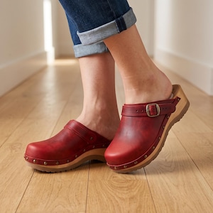 Zuecos vintage, mules sin cordones de piel nobuk roja con suela de madera.