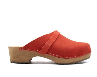 Clogs - Zinnober, Holz Clogs, Geöltes Nubuk, Schwedische Clogs, Handgefertigt, Frauen Clogs, Frauen Sandalen, Low Heel Clogs