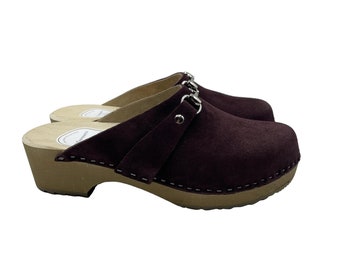 Schwedische Holzclogs für Damen - Stilvolle burgunderfarbene Wildleder Clogs mit Absatz