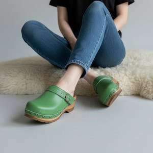 Sabots en cuir vert pour femme - Mules vintage scandinaves faites main, chaussures artisanales de style nordique