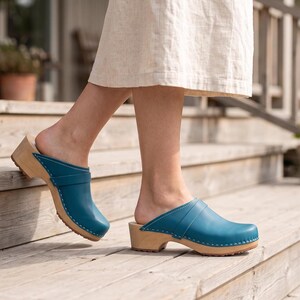 Sabots turquoise pour femme, élégants, en bois avec talon et bride