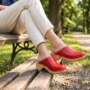 Zuecos de jardín, estilo holandés, de piel con suela de madera.
