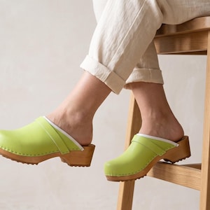 Grüne schwedische Holzschuhe mit Obermaterial aus Leder und Holzsohle
