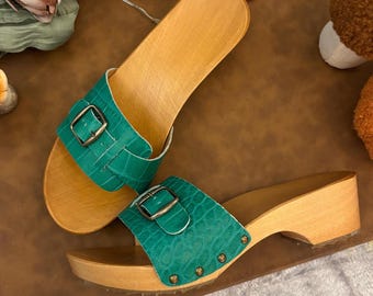 Women's natural wood and green crocodile leather clogs | Handmade slippers with buckle | Clogsland
