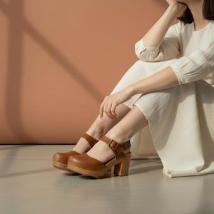 Handgemaakte leren klompen dames: Scandinavische muiltjes met enkelbandje, bruine houten hakken