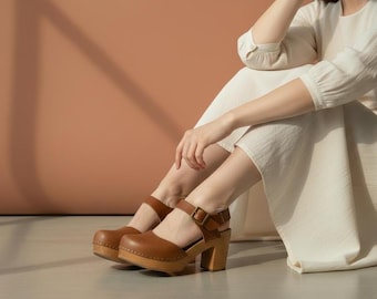 Handgefertigte Leder Clogs Damen: Skandinavische Knöchel Riemchen Pantoletten, Braune Holz Absätze