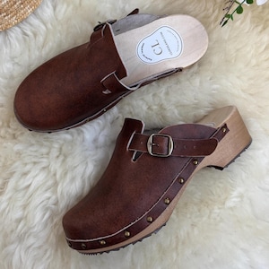 Men&#39;s special clogs with studs - brown smooth leather
