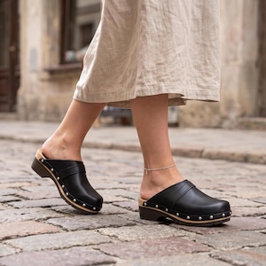 Zuecos artesanales con suela de madera, elegantes zapatos de cuero sueco.