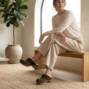 Lammfellclogs mit Wildlederfutter und Holzsohle