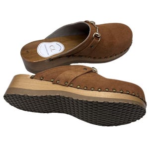 Handgefertigte Wildleder Clogs für Damen | Holz Plateau Slip-On Schuhe | Boho Vintage Pantoletten | Bequeme geschlossene Zehenleder Clogs