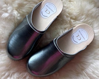 Patented Green Leather Clogs: Vintage Style Wooden Mules