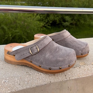 Klassische Graue Wildleder Clogs Schuhe : Handgefertigte Holz Pantoletten