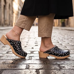Zuecos suecos, zapatos de cuero con suela de madera para mayor comodidad.