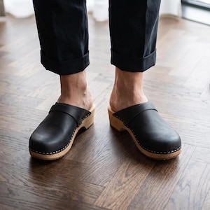 Tamancos suecos em couro nobuck para mulheres, elegantes mules de madeira.