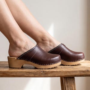 Tamancos suecos com sola de madeira, sapatos ortopédicos em couro natural