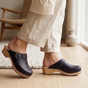Zuecos clásicos de piel nobuk morada, zapatos de madera vintage con correas en el tobillo.