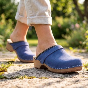 Zuecos de piel azul, estilo sueco con comodidad ortopédica.