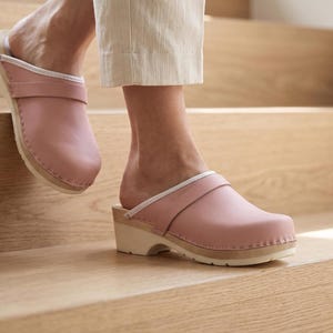 Zuecos suecos rosas para mujer, de cuero natural y diseño de madera.