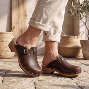 Braune Clogs aus Nubukleder, Holzsohle mit verstellbarem Schnallenriemen