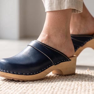 Zuecos de jardín para mujer, mules de cuero azul marino con cómoda suela de madera.