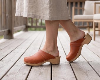Zuecos suecos de piel marrón para mujer, mules con tacón de madera disponibles en varias tallas.