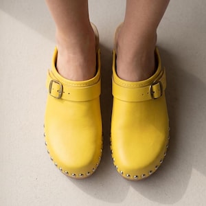 Zuecos suecos para hombre y mujer, zapatos casuales vintage marrones y amarillos con tachuelas.