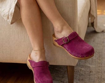 Zuecos rojos vintage, mules de piel de ante con suela de madera.