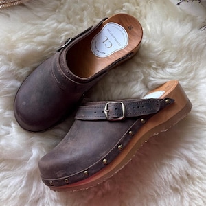 Brązowe skórzane chodaki w stylu vintage: ręcznie robione drewniane muły