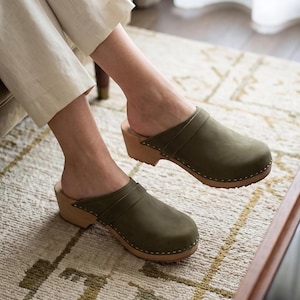Zuecos suecos de piel nobuk, zapatos clásicos con tacón de madera.