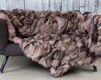 Manta de lujo de piel de zorro: Piel auténtica rosa y gris, hecha a mano en Grecia.