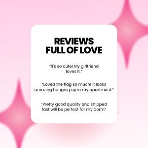Puede incluir: Un cuadrado blanco con el texto "REVIEWS FULL OF LOVE" en negro. Debajo hay tres rese&ntilde;as de clientes, que incluyen frases como "It's so cute!" y "Loved the flag so much!". El fondo es un degradado de rosa con formas de estrella rosa.
