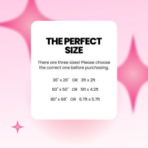 Puede incluir: Un gr&aacute;fico blanco con el texto "THE PERFECT SIZE" sobre un fondo rosa. El gr&aacute;fico enumera tres opciones de tama&ntilde;o: 91 cm x 66 cm, 152 cm x 127 cm y 203 cm x 173 cm. El texto anima a elegir el tama&ntilde;o correcto antes de comprar.
