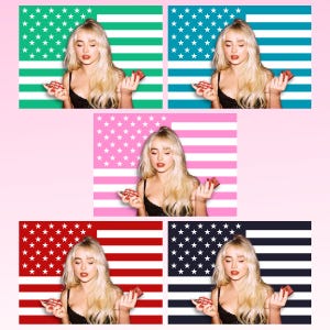 Puede incluir: Un collage de im&aacute;genes que presenta a una persona con cabello rubio largo, vistiendo una blusa negra, sosteniendo un objeto rojo. Cada imagen tiene un fondo diferente con el tema de la bandera estadounidense: verde, azul, rosa, rojo y marino.