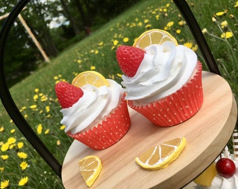 偽ストロベリーレモンカップケーキ、偽レモンカップケーキ、食べられないフェイクトリート、レモンのティアードトレイデコレーション、ティアードトレイ、フェイクベイクカップケーキ