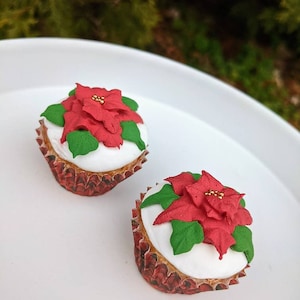 Fake mini pointsetta cupcakes, fake Christmas Cupcakes, Faux Christmas Cupcakes, Christmas tiered tray decor, Christmas pointsetta decor