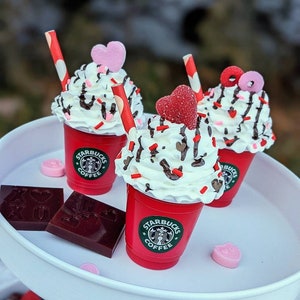 Gefälschter Mini-Schlagsahnekaffee, künstliche heiße Schokolade, Valentinstag-Verzierung, künstliches Getränk, Valentinstag-Dekor