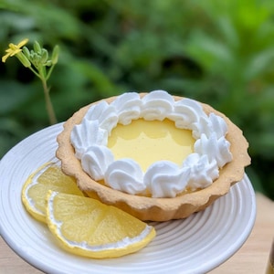 fałszywa tarta cytrynowa, fałszywe MINI ciasto, fałszywe MINI ciasto cytrynowe, niejadalne sztuczne smakołyki, letnia dekoracja kuchni w stylu wiejskim, taca piętrowa, dekoracja z motywem cytrynowym