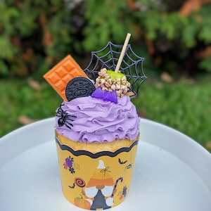 fake Halloween cupcake, Fake Gnome Halloween Cupcakes, Faux Spider Cupcakes, halloween tiered tray decor