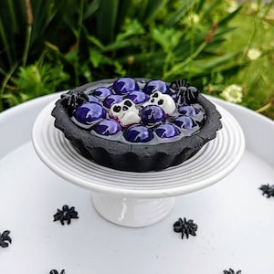 faux halloween tart, fake pie, Fake mini skull pie, Non-edible Faux Treat, Halloween Farmhouse Kitchen Decor, Halloween wreath attachment