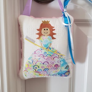 Bordado digital en el aro ITH pomo de la puerta colgando almohada de hada de los dientes con bolsillo frontal para diente y archivo digital de recompensa para regalo infantil.