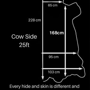 以下が含まれることがあります： 牛革の典型的なサイズを示す図で、228 cm &times; 168 cm です。図には「Cow Side 25ft」とラベル付けされています。図の下のテキストには、「すべての革と毛皮は異なり、個体差があります。そのため、上記のイラストは、一般的な毛皮のサイズに関する目安としてのみ提供されています。」と記載されています。